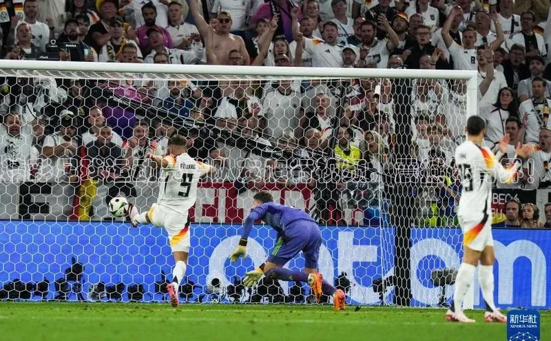 熊猫体育国足直播赛富乐斯精彩足球运动员背队友爬行视频，震撼体育界！